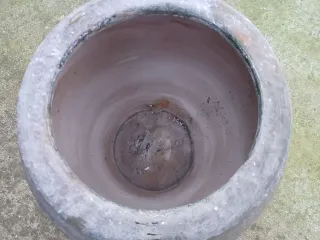 Tinaja antigua de cerámica