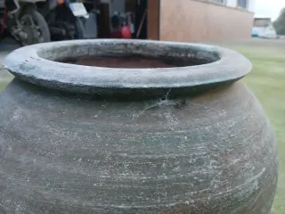 Tinaja antigua de cerámica