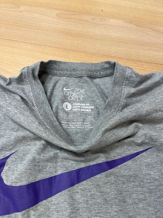 Camiseta Vintage Nike Gris Logo Morado talla L
