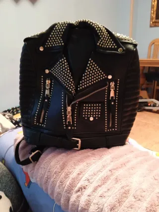 Mochila estilo chaqueta cuero tachuelas