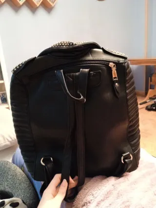 Mochila estilo chaqueta cuero tachuelas