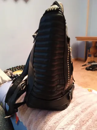 Mochila estilo chaqueta cuero tachuelas