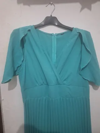 Vestido turquesa largo con plisado