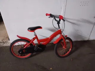 Bicicleta infantil roja