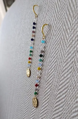 Pendientes largos dorados multicolor