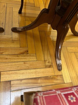 Mesa de comedor y 4 sillas de madera tapizadas