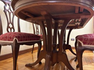 Mesa de comedor y 4 sillas de madera tapizadas