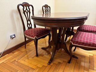 Mesa de comedor y 4 sillas de madera tapizadas