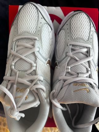 Zapatillas Nike Blancas y Doradas