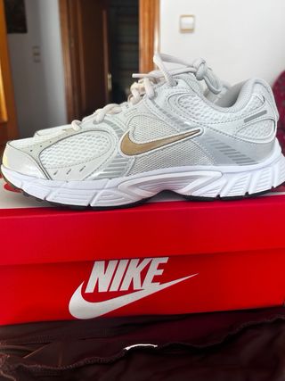 Zapatillas Nike Blancas y Doradas