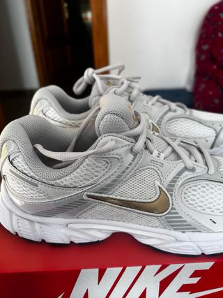 Zapatillas Nike Blancas y Doradas