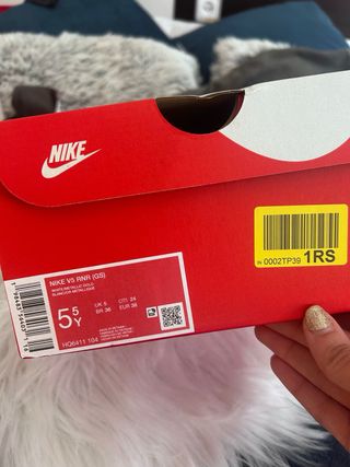 Zapatillas Nike Blancas y Doradas