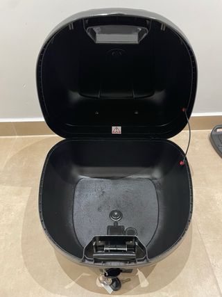 Baúl de moto negro. estaba en una sym jett