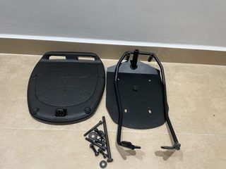 Baúl de moto negro. estaba en una sym jett