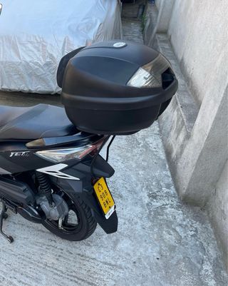 Baúl de moto negro. estaba en una sym jett