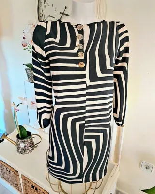 Vestido estampado geométrico y botones dorados