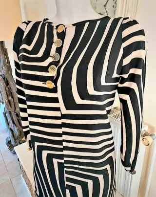 Vestido estampado geométrico y botones dorados