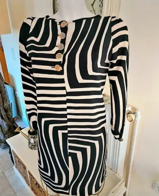 Vestido estampado geométrico y botones dorados