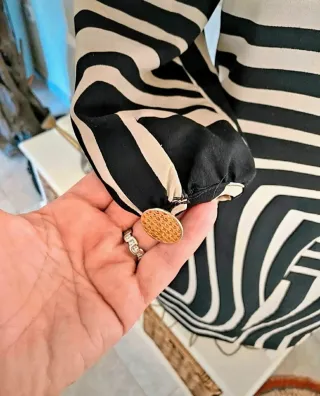 Vestido estampado geométrico y botones dorados