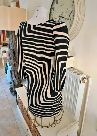 Vestido estampado geométrico y botones dorados