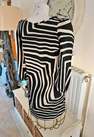 Vestido estampado geométrico y botones dorados