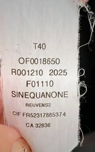 Vestido estampado geométrico y botones dorados