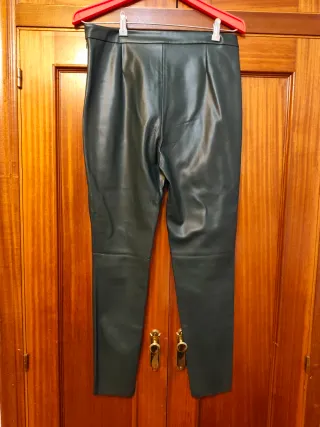 Pantalón polipiel Zara Talla M Verde Oscuro