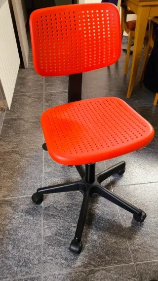 Silla de escritorio naranja y negra