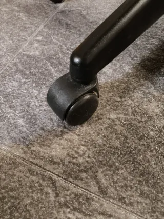 Silla de escritorio naranja y negra