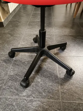 Silla de escritorio naranja y negra