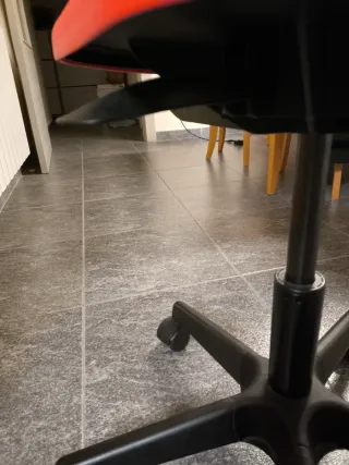 Silla de escritorio naranja y negra