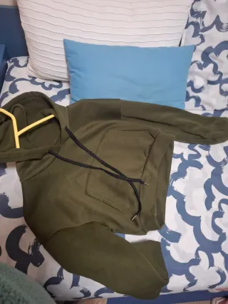 Sudadera verde militar con capucha