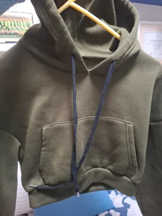 Sudadera verde militar con capucha