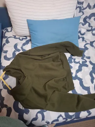 Sudadera verde militar con capucha