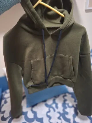 Sudadera verde militar con capucha