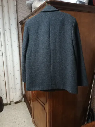 Blazer gris Zara Talla M, equivale a una 42-44.