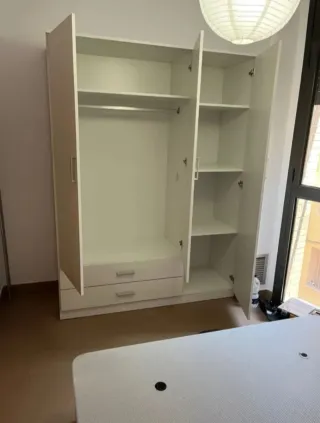 Armario blanco de madera