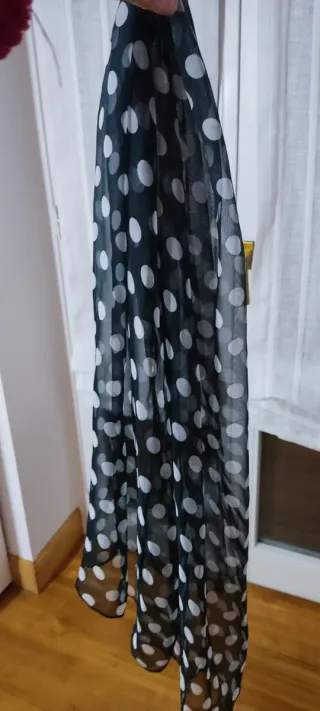 Pañuelo de lunares negro y blanco