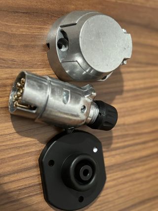 Conector y enchufe para remolque