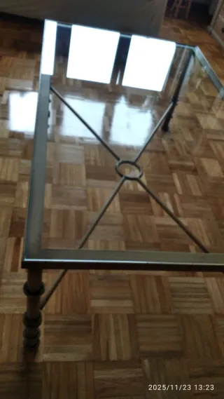 Mesa de centro cristal y metal de color beis