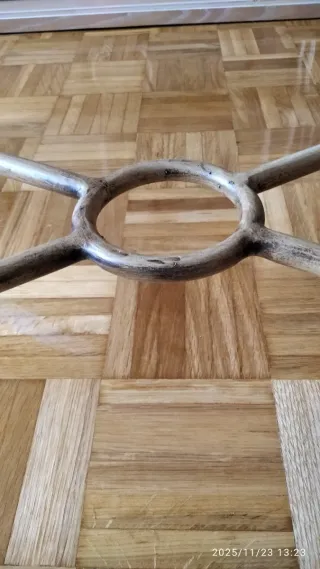 Mesa de centro cristal y metal de color beis