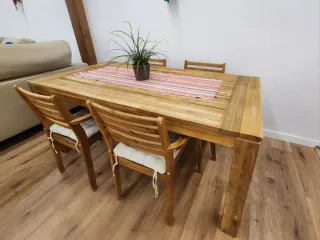 Mesa de comedor con 4 sillas de madera