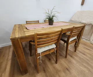 Mesa de comedor con 4 sillas de madera
