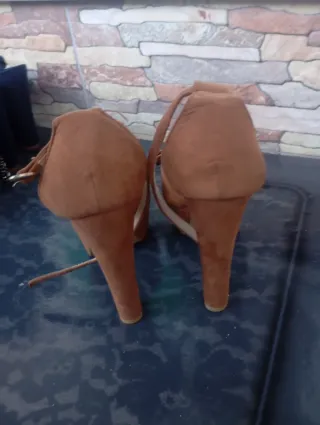 Zapatos de tacón marrones y dorados