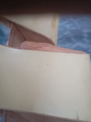 Zapatos de tacón marrones y dorados