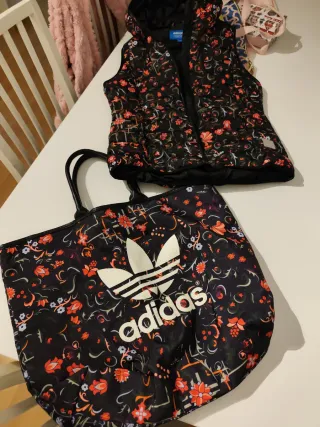 Chaleco talla M y bolso Adidas estampado floral