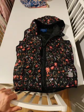 Chaleco talla M y bolso Adidas estampado floral
