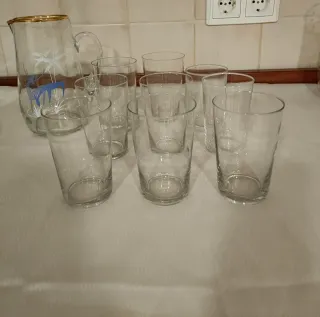 Jarra y vasos de cristal.