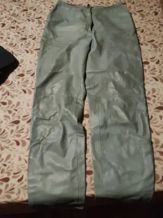 Pantalón de piel azul claro