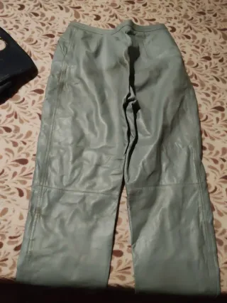 Pantalón de piel azul claro